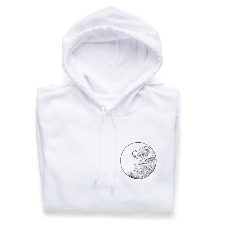 Op de afbeelding: Witte hoodie met een zwart-witte lijntekening van paddenstoelen in een cirkel op de voorkant.