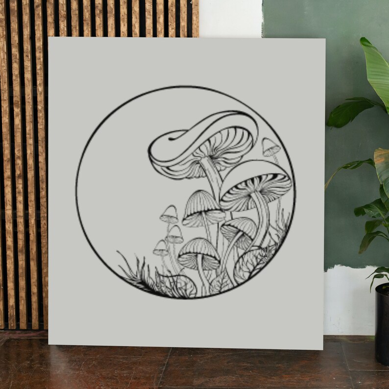 Op de afbeelding: Een zwart-witte lijntekening van paddenstoelen in een cirkel. De paddenstoelen zijn van verschillende groottes en vormen, sommige met stelen en andere zonder.