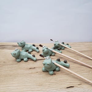 Pinselhalter / Pinselablage / Malereibedarf / Malzubehör / Pinselbank / Keramik Ton / Drache / Dino