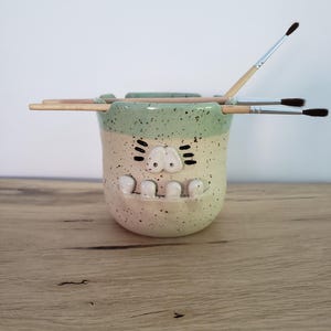 Brush cup monster / clay water cup / brush holder / brush rest / painting supplies / painting accessories / painting cup / ceramic hand-turned