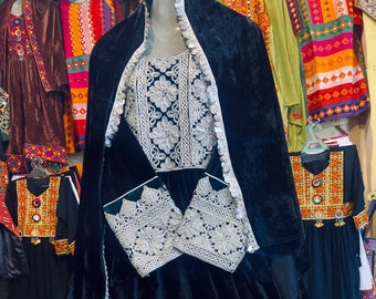 Afghanisches Samtkleid: Charmadozi Kuchi Outfit