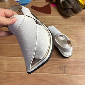 Limited edition Peshawari handgemaakte witte leren chappal, Peshawari chappal, Peshawari herensandalen, Kaptan chapal, leren herensandalen