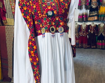 Handgemachtes Besticktes Leinenkleid: Traditionelles Afghanisches Kochi-Kleid