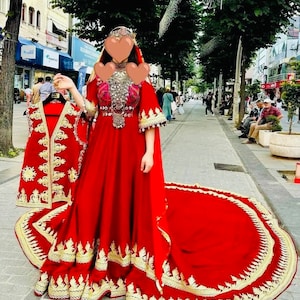 アフガニスタンのウェディングドレス、アフガニスタンの花嫁の赤いフロックとそれに合う新郎用のウエストコート、アフガニスタンのウェディング衣装、アフガニスタンの伝統的なウェディング衣装