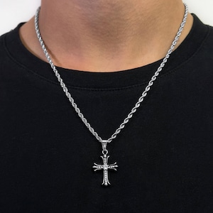 Mann trägt silberne 3 mm Seilkette mit glänzendem Kreuz-Anhänger, Iced-Out-Y2K-Schmuck für Herren.