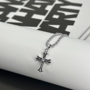 Silberne 3 mm Seilkette mit Iced-Out-Kreuz-Anhänger in Geschenkbox, ideal als Y2K-Geschenk für Männer.