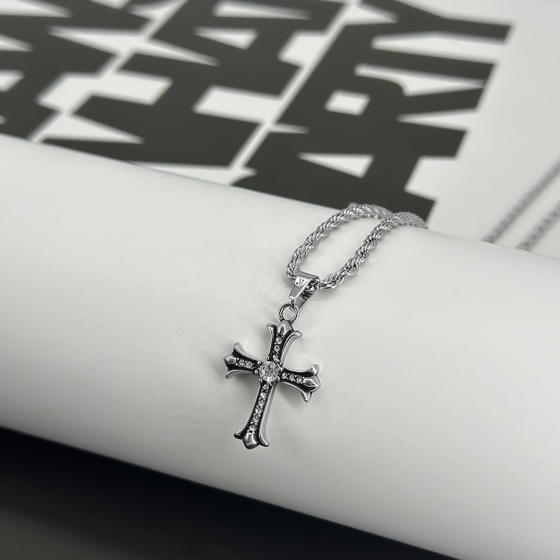 Silberne 3 mm Seilkette mit Iced-Out-Kreuz-Anhänger in Geschenkbox, ideal als Y2K-Geschenk für Männer.