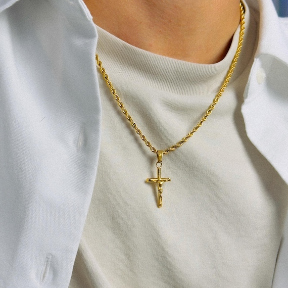Pendentif croix religieuse sertie de pierres en plaqué or 14 carats