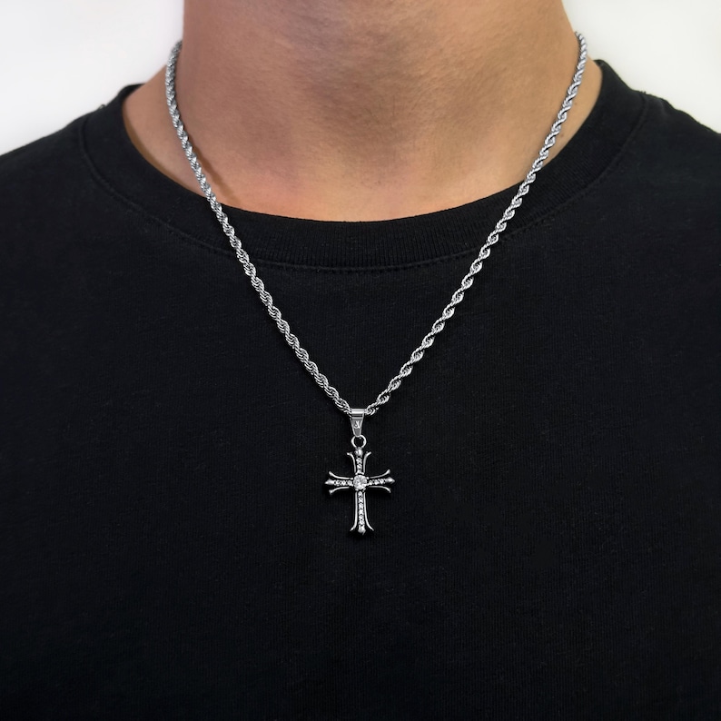 Mann trägt silberne 3 mm Seilkette mit glänzendem Kreuz-Anhänger, Iced-Out-Y2K-Schmuck für Herren.