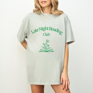 Late Night Reading Club T-Shirt – Oversized Bookish Tee for Readers, Cozy Dark Academia Shirt, Literary Gift for Book Lovers & Writers