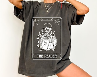 The Reader Skeleton Tarot T-Shirt – Gothic Dark Academia Oversized Bookish Shirt for Readers, Witches & Tarot Lovers