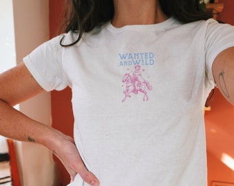 Tee shirt bébé des années 90 Cowgirl Y2k t-shirt Wanted and wild Western t-shirt rodéo rétro tshirt Coquette country girl tee cadeau vintage Far West