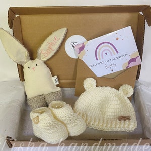 Ensemble bébé bonnet, chaussons, hochet personnalisés et carte. Cadeau pour bébé, cadeau pour baby shower, future maman, cadeau nouveau-né