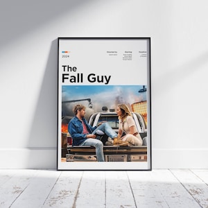 Peut inclure: Une affiche de film pour le film "The Fall Guy" avec l'année 2024 imprimée en haut à gauche. L'affiche présente un homme et une femme assis à l'arrière d'une camionnette. L'homme porte une chemise en jean bleu et un jean, tandis que la femme porte une chemise blanche et un jean. L'arrière-plan est une image floue d'une rue de la ville.