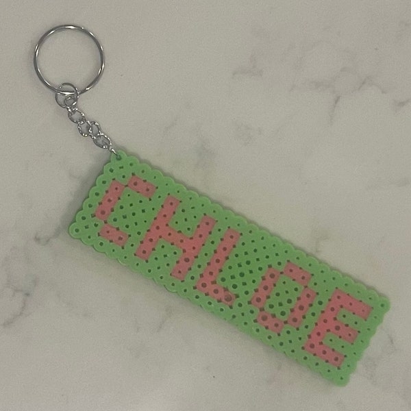 Porte-clés de nom personnalisé, fait à la main, porte-clés Perler Bead, charme de perle de fusible, charme de sac à dos, charme de perle Perler, perle de fusible, charme de fermeture éclair