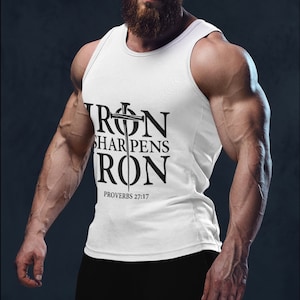Eisen schärft Eisen christliches inspirierendes Kreuz Unisex Jersey Tank Geschenk für ihn Fitnessstudio Workout Shirt Bibel Vers Manly Tank Top für Übung