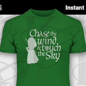 以下が含まれることがあります： 白い女の子のシルエットと「Chase the wind & touch the sky」というテキストが書かれた緑色のTシャツ。