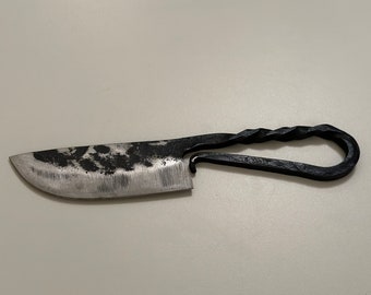 Coltello forgiato a mano, realizzato da fabbro