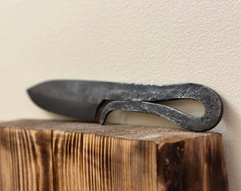 Coltello forgiato a mano nero, realizzato da fabbro