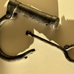 Vintage-style Blacksmith Forged Wrought Iron Old Barn and Granary Padlock with Old Opening Method