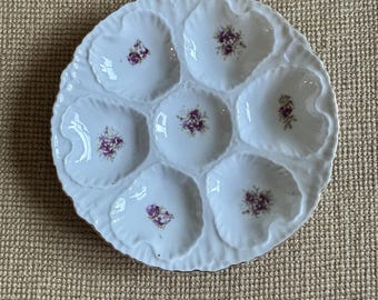 Prato antigo Victoria Carlsbad para ostras com cavidades em forma de coração e desenho floral.