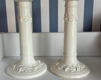 Bougeoirs vintage Wedgwood Queensware Creamware – Paire | Poterie anglaise ivoire en relief | Cottagecore et décoration d'intérieur traditionnelle