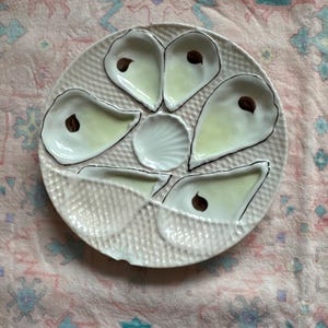 Antique Trompe L’oeil Napkin Oyster Plate, Antique Pink & White, 6 Wells Pink Fishnet