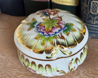 Vintage Herend Hungary Queen Victoria Shell With Handpainted