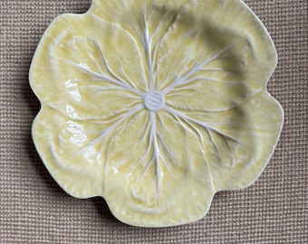 Plato de repollo Bordallo Pinheiro amarillo raro de 27,3 cm (10,75") - Plato con diseño de hoja de repollo amarillo mantequilla