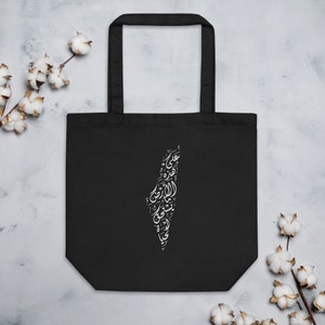 Sac fourre-tout carte de la Palestine, exprimez votre foi à chaque étape ! | Toile résistante | Conception spacieuse | poème intitulé « Sur cette terre » de Mahmoud Darwich