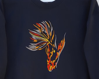 Felpa con ricamo Koi Fish: girocollo unisex, morbida e confortevole