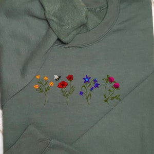 Flowers Embroidered Sweatshirt, Embroidered Floral Sweatshirt Unisex, Cute Wildflowers Sweatshirt Crewneck, Women&#39;s Botanical Sweatshirt.