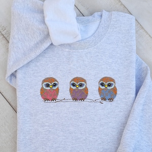Söt uggla broderad tröja, broderad uggla tröja unisex, fågeltröja, uggletröja, söt uggla tröja present till fågelälskare!