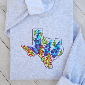 Besticktes Texas Sweatshirt mit Bluebonnets, Besticktes Bluebonnet Sweatshirt Unisex, Sweatshirt mit Rundhalsausschnitt Bestickte Karte des Bundesstaates Texas!