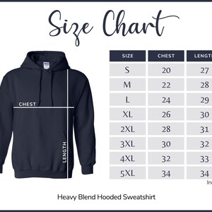 Peut inclure: Tableau des tailles pour un sweat &agrave; capuche en m&eacute;lange lourd. Le tableau indique les tailles du S au 5XL avec les mesures de poitrine et de longueur correspondantes en pouces.