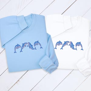 Sudadera con capucha de mezcla de algodón bordada con delfines: cuello redondo con animales del océano