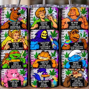Puede incluir: Tres vasos cilíndricos con un diseño estilo ficha policial que muestra personajes de dibujos animados como Scooby-Doo, Shaggy, He-Man, She-Ra, Skeletor, Alf, Mikey, Garfield, Smurf, Cheer Bear, Road Runner y Wile E. Coyote sosteniendo objetos humeantes.