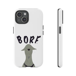 Puede incluir: Carcasa blanca para iPhone con borde negro. La carcasa presenta una ilustración de dibujos animados de un perro con la palabra "BORE" escrita encima.