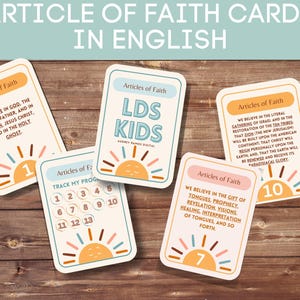 Pode incluir: Uma coleção de cartões coloridos com o texto "Articles of Faith" e várias declarações religiosas. Os cartões apresentam um design de explosão solar e números. As palavras "LDS KIDS" também são visíveis em um cartão.