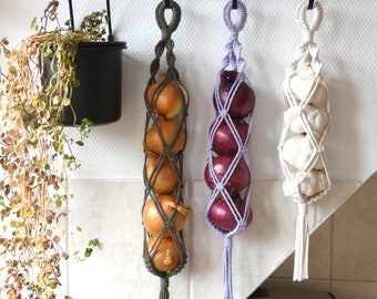 Filet à oignons en macramé vert blanc lilas, rangement de cuisine pour condiment, décoration murale fabriquée à la main éco-responsable