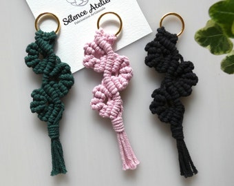 Eco-responsible macrame keychain, plant floral pattern and golden buckle, Mother's Day wedding and reception gift idea