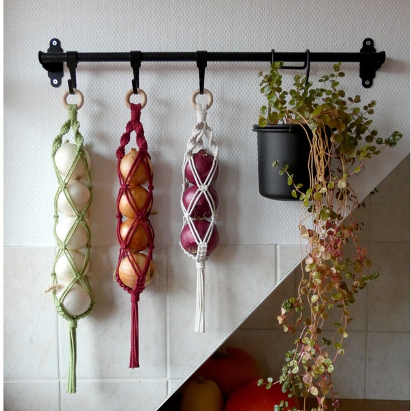 Macrame onion net, hanging kitchen storage for condiment, original and customizable handcrafted wall decoration