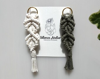 Eco-responsible macrame keychain, plant floral pattern and golden buckle, Mother's Day wedding and reception gift idea