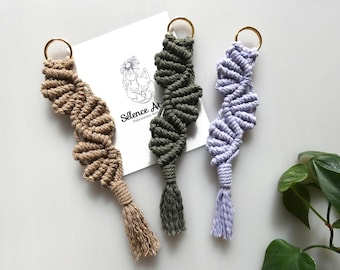 Eco-responsible macrame key ring, plant floral pattern and golden buckle, Mother's Day wedding and reception gift idea, Handmade