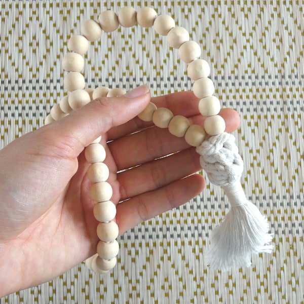 Guirlande décorative en perles en bois avec pompon en macramé fabriquée à la main en France, accessoire bohème naturel blanc, 3 tailles