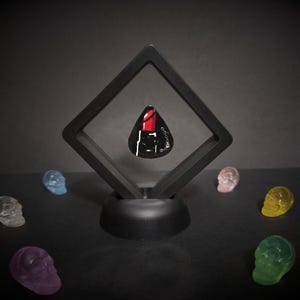 Met de hand beschilderde lippenstift plectrumkunst • Zwevend minidisplay met frame • Glanzend make-updecor