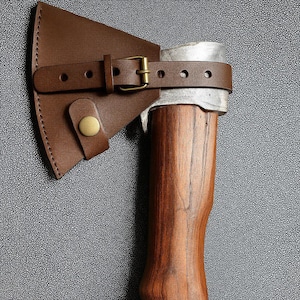 Handgjord yxslida i läder med spänne, slitet läder, anpassade passformsalternativ, bushcraft-gåva, exakt justering av yxstorlek