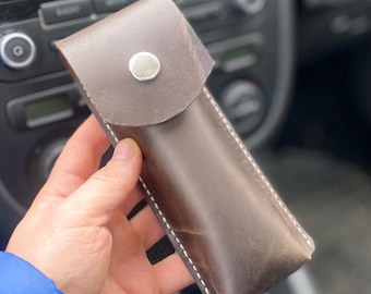 Handgefertigte Klappmesserscheide aus Leder mit Gürtelschlaufe – Schwarzes Messeretui mit Druckknopfverschluss