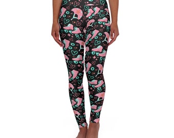 Puede incluir: Leggings de yoga negros con un patrón de patines de ruedas rosa y azul. El patrón incluye corazones, estrellas y patines de ruedas.