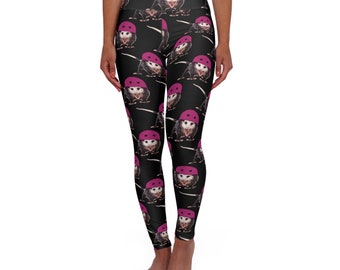 Puede incluir: Leggins de yoga negros con un patrón repetido de zarigüeyas con cascos rosas.